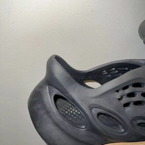 Yeezy泡沫跑步者缟玛瑙